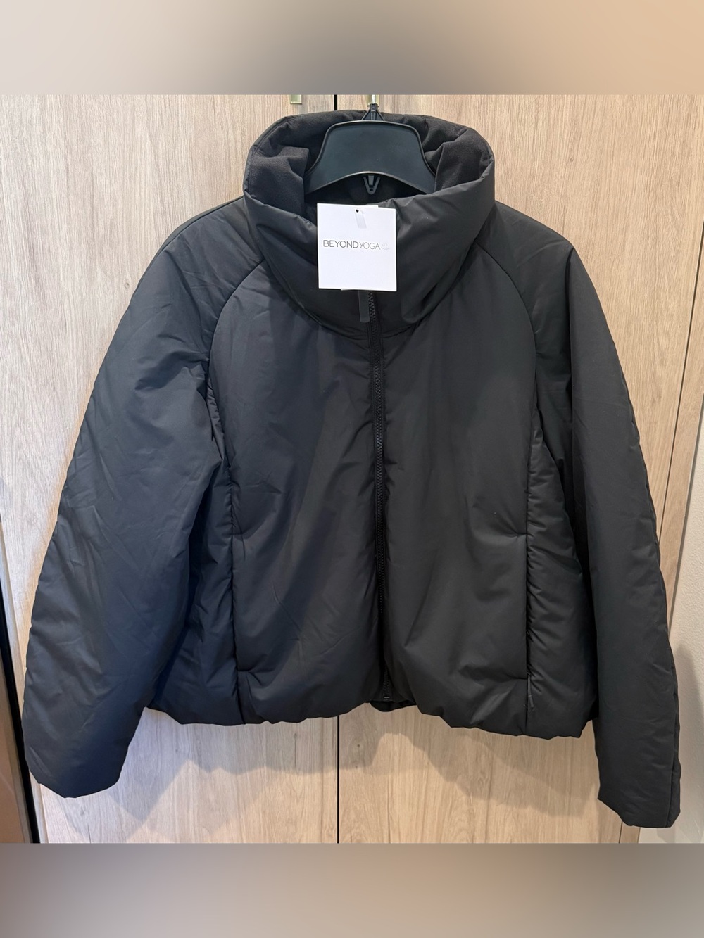 NWTs Beyond Yoga Women's
Essential Warm Up Puffer Jacket.
Black. Large